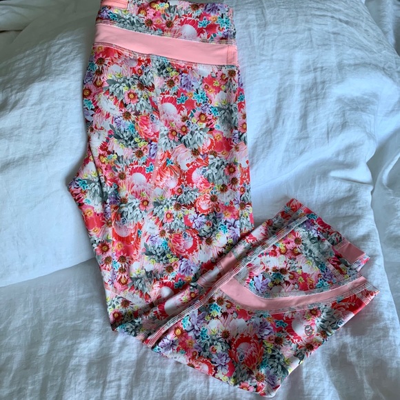 Lululemon Run: Inspire Crop II Luxtreme
Flowabunga - Picture 5 of 7